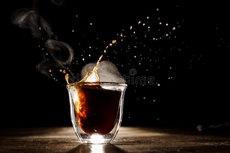 Café chaud et aromatique débordant la tasse en verre photos stock Café chaud et aromatique débordant la tasse en verre photos stock