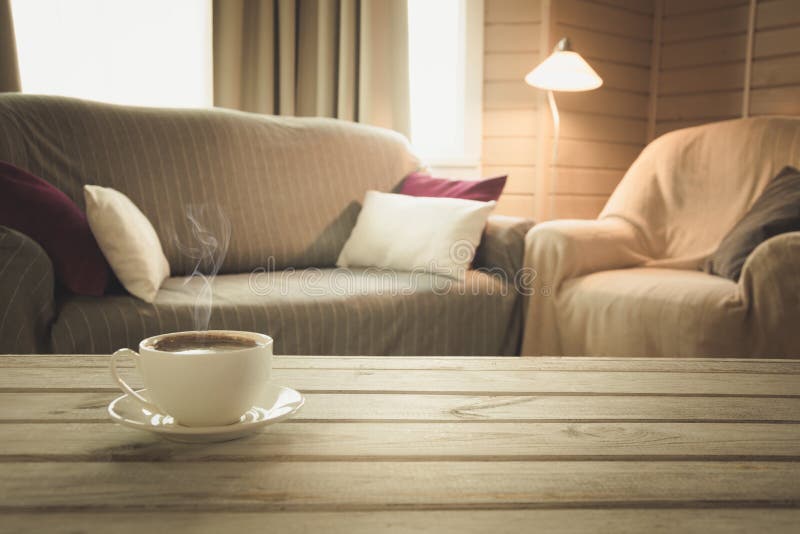 Café chaud sur le dessus de table dans le salon moderne dans le style rustique Fond abstrait brouillé pour la conception image libre de droits Café chaud sur le dessus de table dans le salon moderne dans le style rustique Fond abstrait brouillé pour la conception image libre de droits