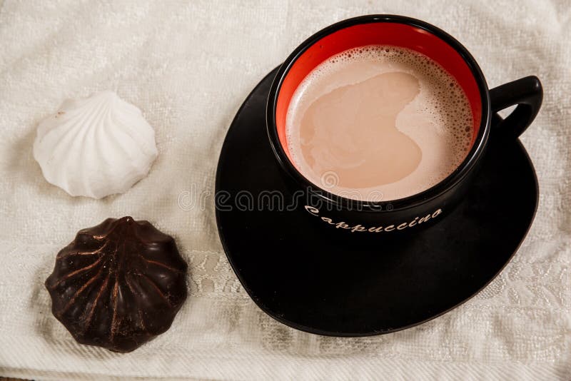 Café com leite em um copo à moda preto e em dois marshmallows fotos de stock