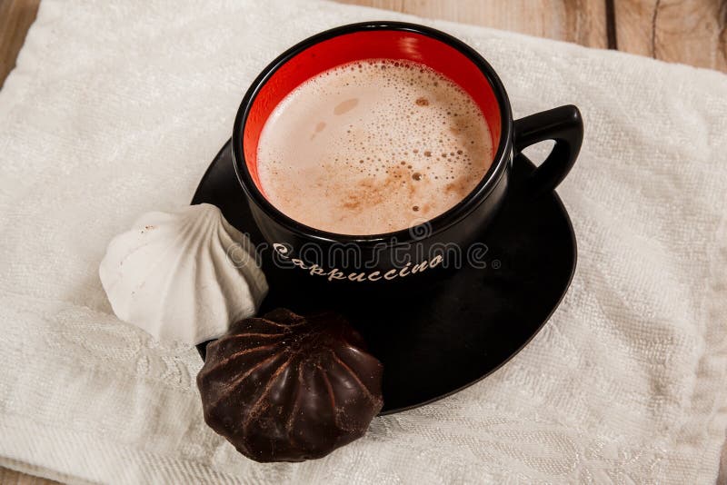 Café com leite em um copo à moda preto e em dois marshmallows fotos de stock