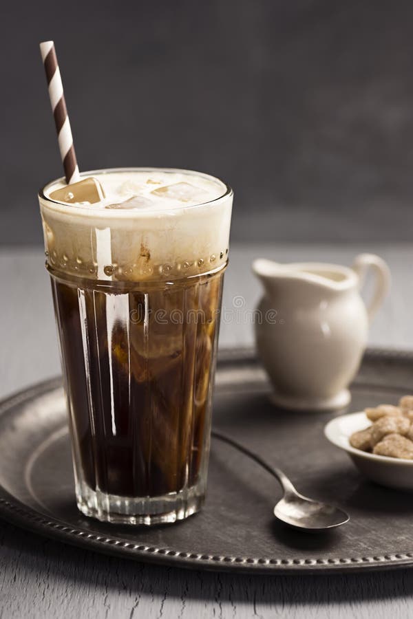Café congelado com redemoinhos do creme na bandeja fotografia de stock Café congelado com redemoinhos do creme na bandeja fotografia de stock
