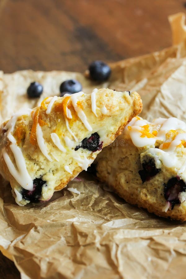 Pequeno-almoço com scones caseiros de mirtilos fotografia de stock royalty free