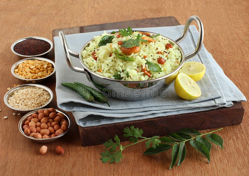Café da manhã caseiro do vegetariano indiano do arroz do limão fotografia de stock Café da manhã caseiro do vegetariano indiano do arroz do limão fotografia de stock