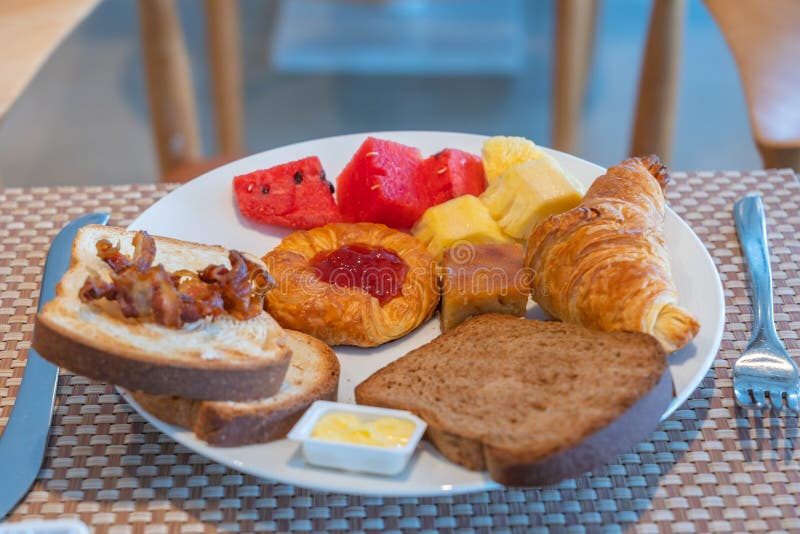 Caf? da manh? com doce das fatias, dos frutos, do croissant, da manteiga e de morango do p?o fotografia de stock Caf? da manh? com doce das fatias, dos frutos, do croissant, da manteiga e de morango do p?o fotografia de stock