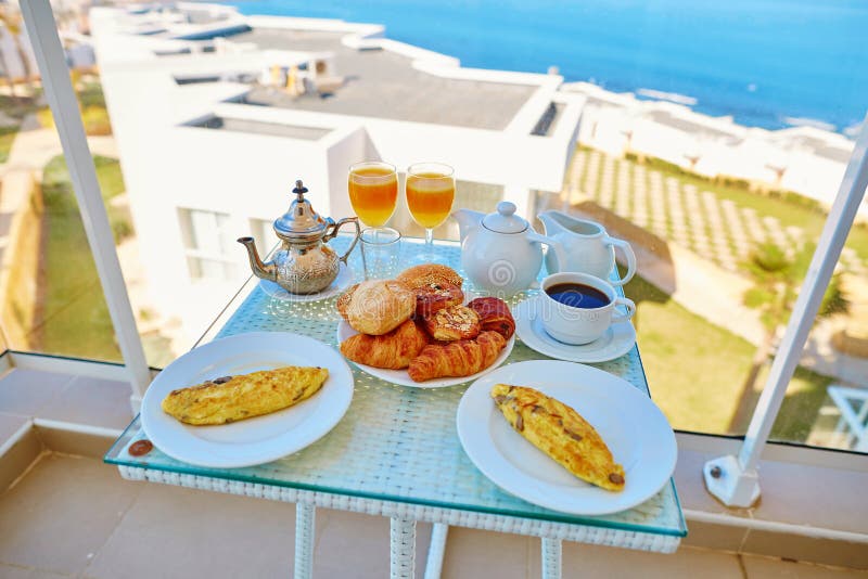 Café da manhã delicioso com opinião do mar imagem de stock Café da manhã delicioso com opinião do mar imagem de stock