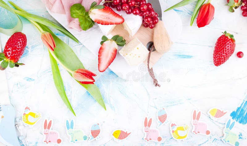 Café da manhã doce da mola com croissant e bacon em um fundo claro Um ramalhete de tulipas vermelhas e de bagas frescas das moran foto de stock Café da manhã doce da mola com croissant e bacon em um fundo claro Um ramalhete de tulipas vermelhas e de bagas frescas das moran foto de stock
