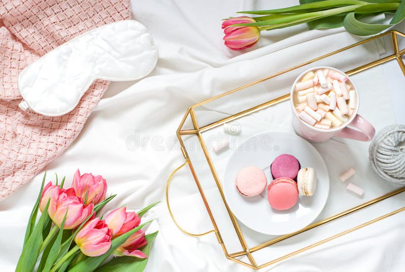 Café da manhã na composição colocada lisa pastel da cama com flores, um café do copo o e os doces foto de stock royalty free Café da manhã na composição colocada lisa pastel da cama com flores, um café do copo o e os doces foto de stock royalty free