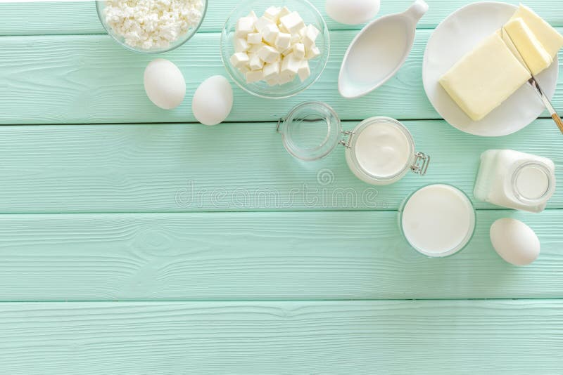 Café da manhã na exploração agrícola com produtos láteos no espaço de madeira da opinião superior do fundo do verde da hortelã pa imagem de stock Café da manhã na exploração agrícola com produtos láteos no espaço de madeira da opinião superior do fundo do verde da hortelã pa imagem de stock