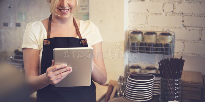 Café de Barista que faz o conceito do serviço da preparação do café imagem de stock royalty free Café de Barista que faz o conceito do serviço da preparação do café imagem de stock royalty free