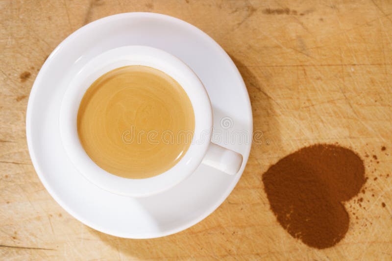 Café de café express dans la cuvette blanche épaisse images stock Café de café express dans la cuvette blanche épaisse images stock