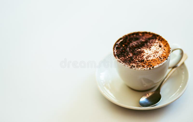 Café de cappuccino dans la tasse blanche d'isolement sur le fond blanc photo libre de droits Café de cappuccino dans la tasse blanche d'isolement sur le fond blanc photo libre de droits