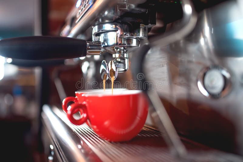 café de colada de la máquina de café express en tazas en el restaurante o el pub Concepto de Barista con maquinaria, el pisón, el imagen de archivo libre de regalías café de colada de la máquina de café express en tazas en el restaurante o el pub Concepto de Barista con maquinaria, el pisón, el imagen de archivo libre de regalías