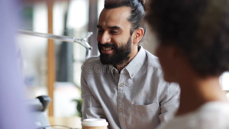 Café de consumición del equipo creativo feliz en oficina