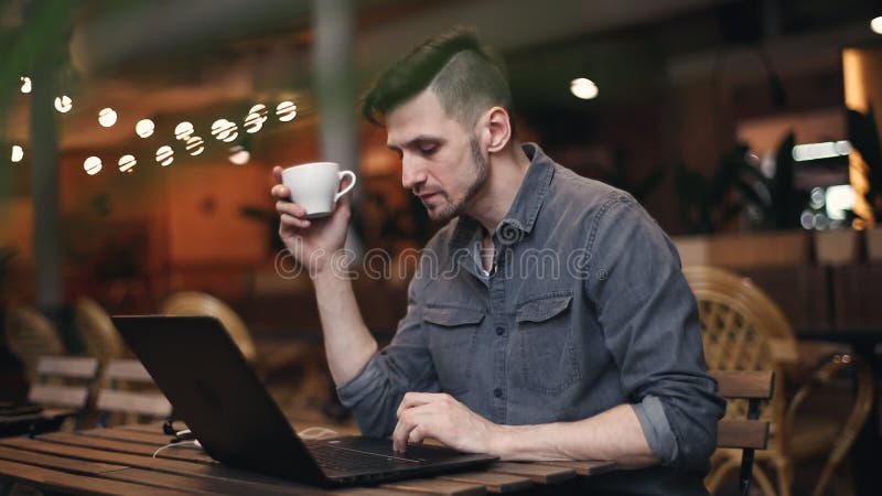 Café de consumición y lectura del hombre