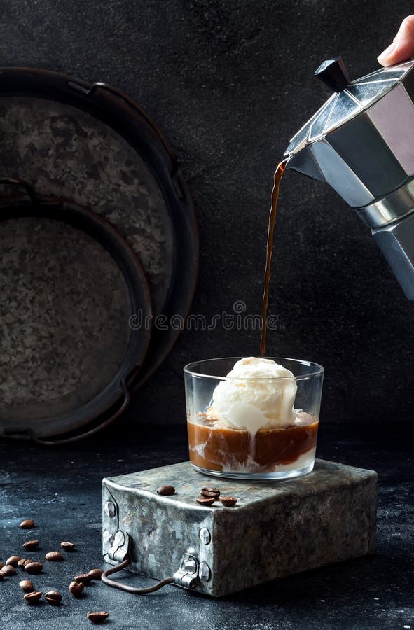 Café de derramamento da mão fêmea no gelado de baunilha para fazer um café do affogato Bebida do café do verão com gelado e café imagens de stock royalty free Café de derramamento da mão fêmea no gelado de baunilha para fazer um café do affogato Bebida do café do verão com gelado e café imagens de stock royalty free
