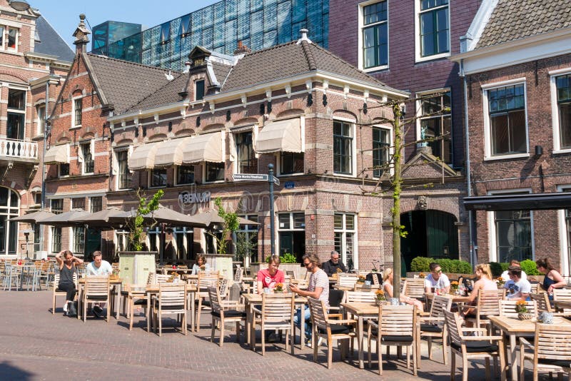 Café de la acera en Haarlem, Países Bajos imágenes de archivo libres de regalías Café de la acera en Haarlem, Países Bajos imágenes de archivo libres de regalías