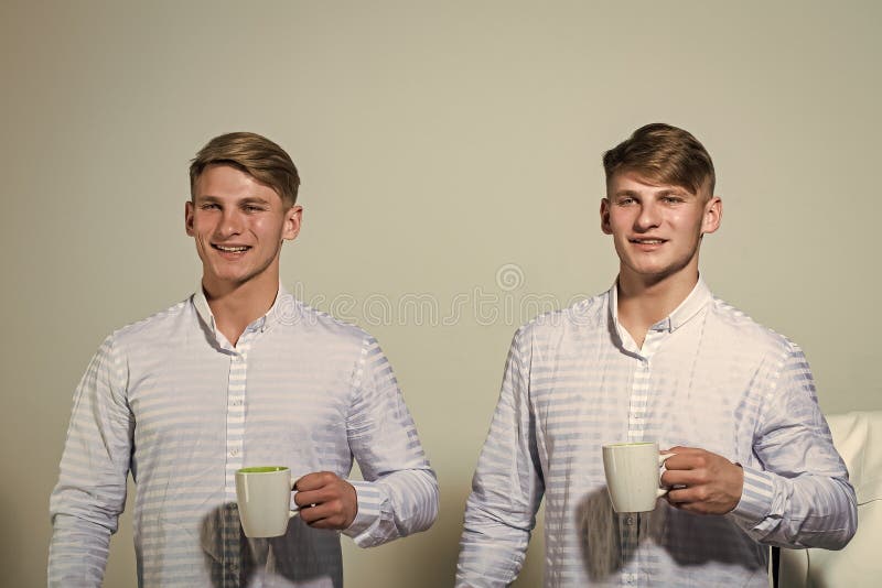 Café de la bebida de los hermanos gemelos Refresco y energía fotografía de archivo Café de la bebida de los hermanos gemelos Refresco y energía fotografía de archivo