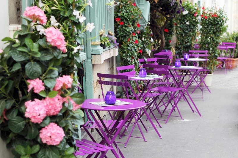 Café de la calle de París con las tablas brillantes imágenes de archivo libres de regalías Café de la calle de París con las tablas brillantes imágenes de archivo libres de regalías