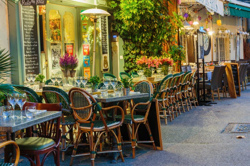 Café de la calle en Mougins en la noche, Francia imágenes de archivo libres de regalías Café de la calle en Mougins en la noche, Francia imágenes de archivo libres de regalías