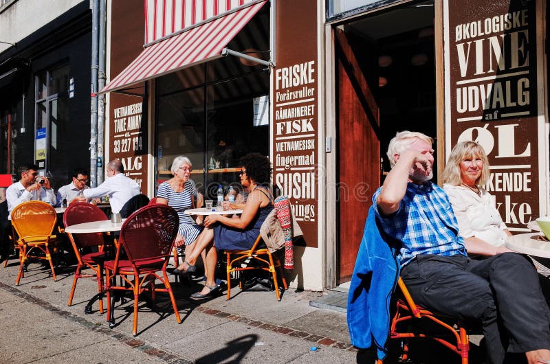 Café de la calle en Vesterbrogade, COPENHAGUE, DINAMARCA fotografía de archivo Café de la calle en Vesterbrogade, COPENHAGUE, DINAMARCA fotografía de archivo