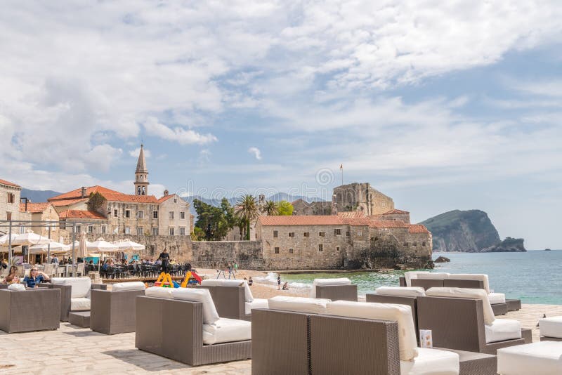 Café de la playa en Budva fotografía de archivo libre de regalías Café de la playa en Budva fotografía de archivo libre de regalías