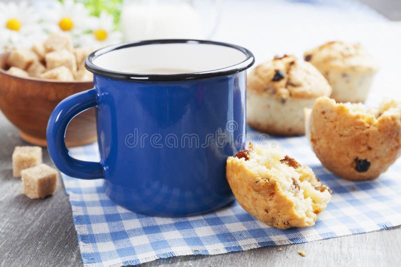 Café de la taza con leche y molletes imagenes de archivo Café de la taza con leche y molletes imagenes de archivo