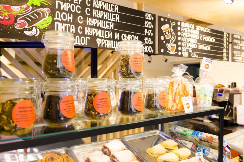 Café de la ventana de la tienda con los pasteles y el té de la hoja con los precios en ruso fotos de archivo libres de regalías Café de la ventana de la tienda con los pasteles y el té de la hoja con los precios en ruso fotos de archivo libres de regalías