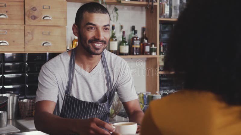 Caf? de oferecimento de Barista ao cliente no caf?