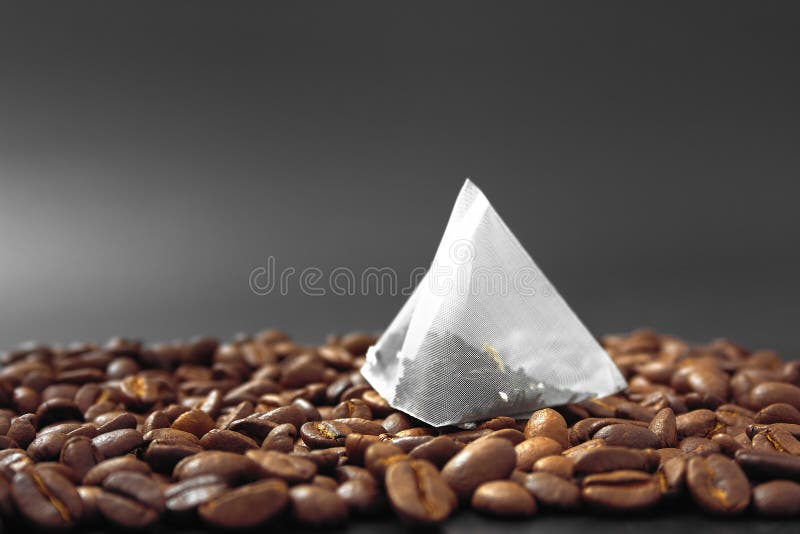 Café del cereal en bulto en un fondo negro imagenes de archivo Café del cereal en bulto en un fondo negro imagenes de archivo