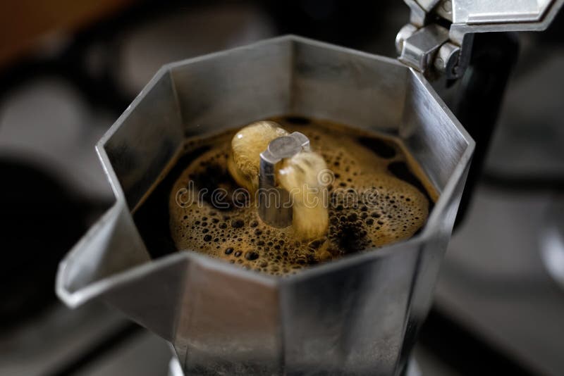 Café del café express que burbujea en un moka del stovetop expreso fotos de archivo Café del café express que burbujea en un moka del stovetop expreso fotos de archivo