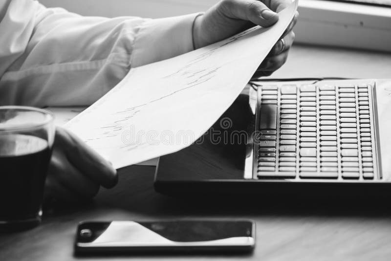 Café del hombre de negocios y ordenador portátil de consumición con blanco y negro fotografía de archivo Café del hombre de negocios y ordenador portátil de consumición con blanco y negro fotografía de archivo