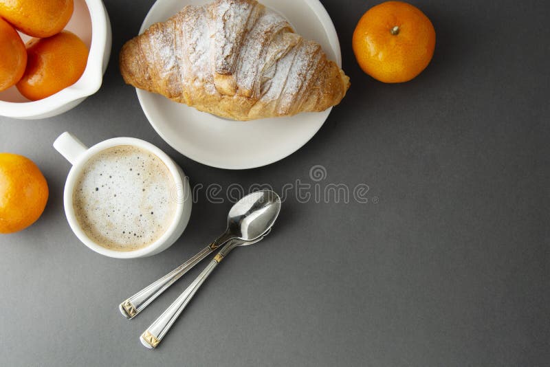 Café delicioso do café da manhã com croissant e citrinas - laranjas Cafeína da manhã Pastelaria e xícara de café francesas, fresc foto de stock Café delicioso do café da manhã com croissant e citrinas - laranjas Cafeína da manhã Pastelaria e xícara de café francesas, fresc foto de stock