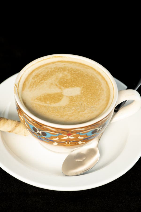 Café do latte da baunilha com rolos da bolacha com fundo preto isolado fotografia de stock Café do latte da baunilha com rolos da bolacha com fundo preto isolado fotografia de stock