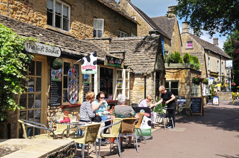 Café na calçada, Bourton on the Water imagens de stock