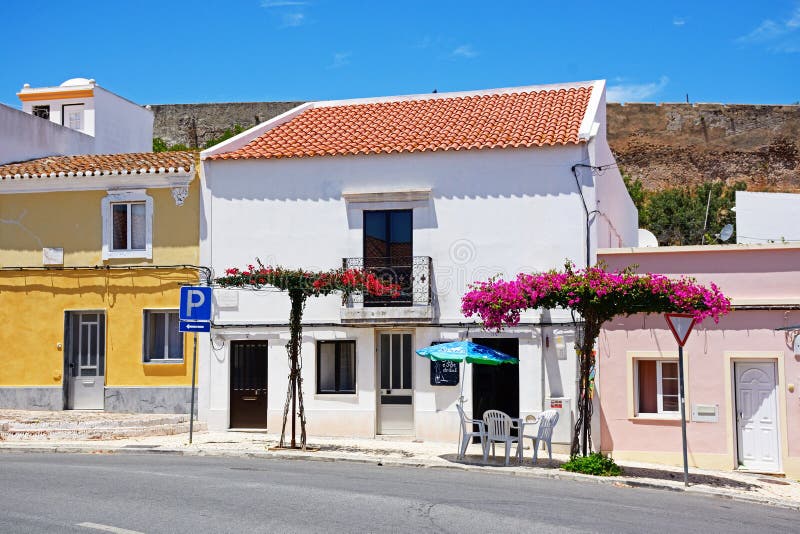 Café na rua com castelo ao fundo, Castro Marim foto de stock
