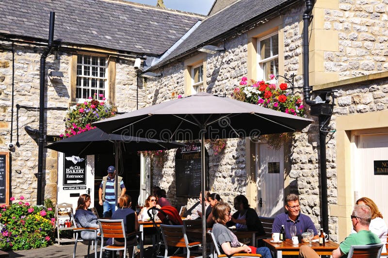 Café com esplanada numa padaria, Bakewell foto de stock royalty free