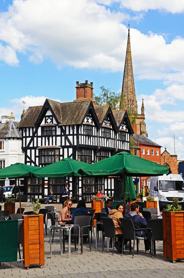 Café na calçada e High House, Hereford fotografia de stock