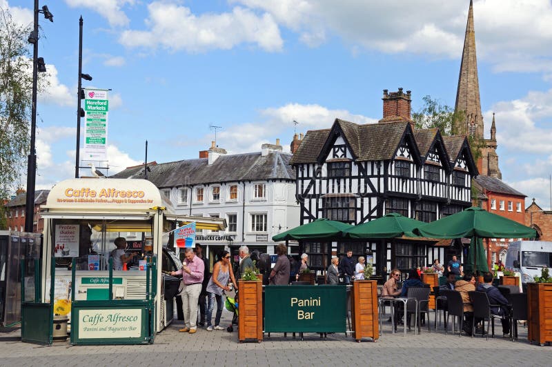 Café na calçada e High House, Hereford imagens de stock