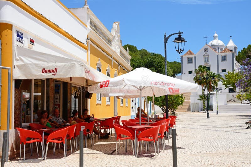 Café na rua e igreja, Castro Marim fotografia de stock