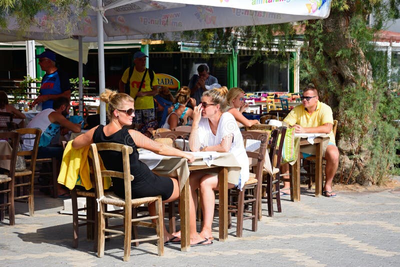 Café do pavimento, Ierapetra foto de stock royalty free
