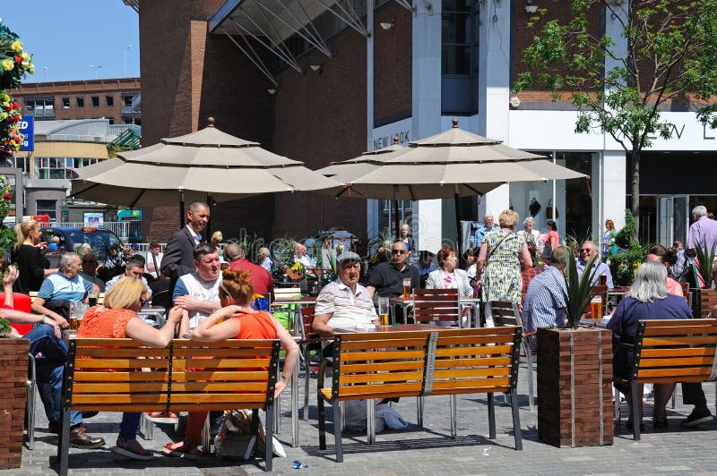 Café na rua, Liverpool imagens de stock royalty free