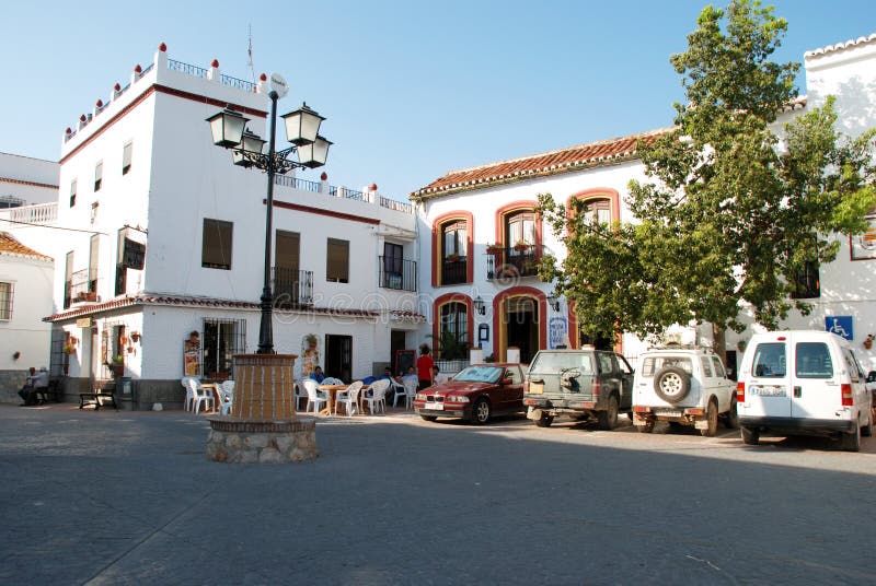 Café na esplanada na praça da cidade, Comares fotografia de stock