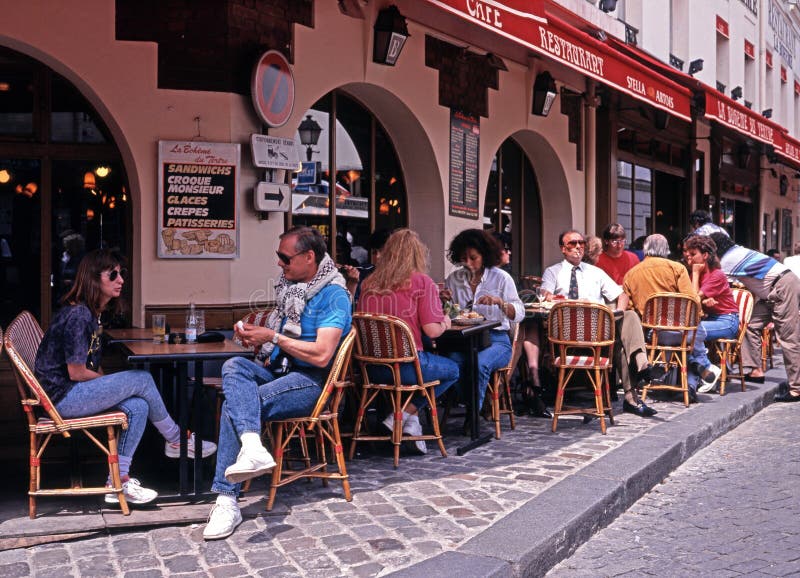 Café na rua, Paris imagens de stock royalty free