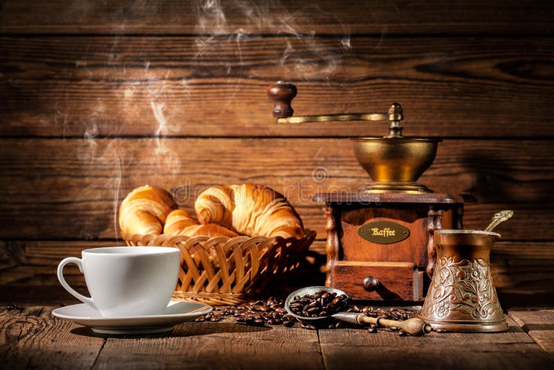 Café et croissants sur le fond en bois photographie stock libre de droits Café et croissants sur le fond en bois photographie stock libre de droits