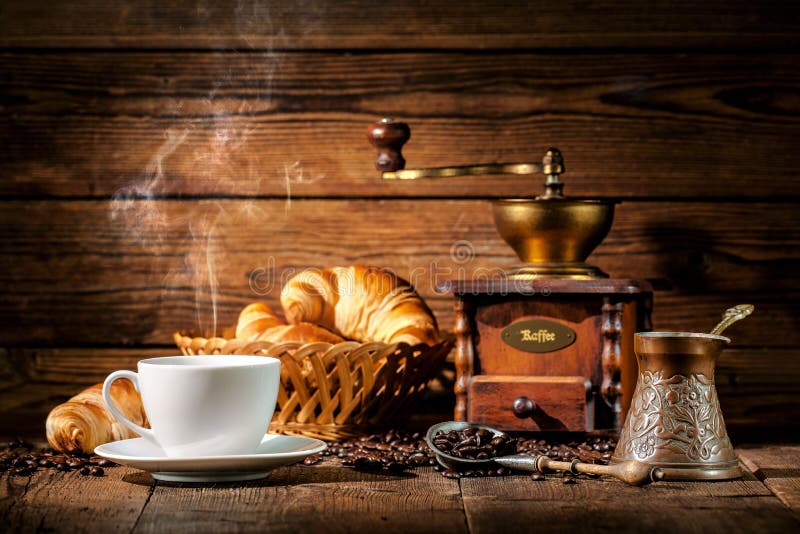 Café et croissants sur le fond en bois images stock Café et croissants sur le fond en bois images stock