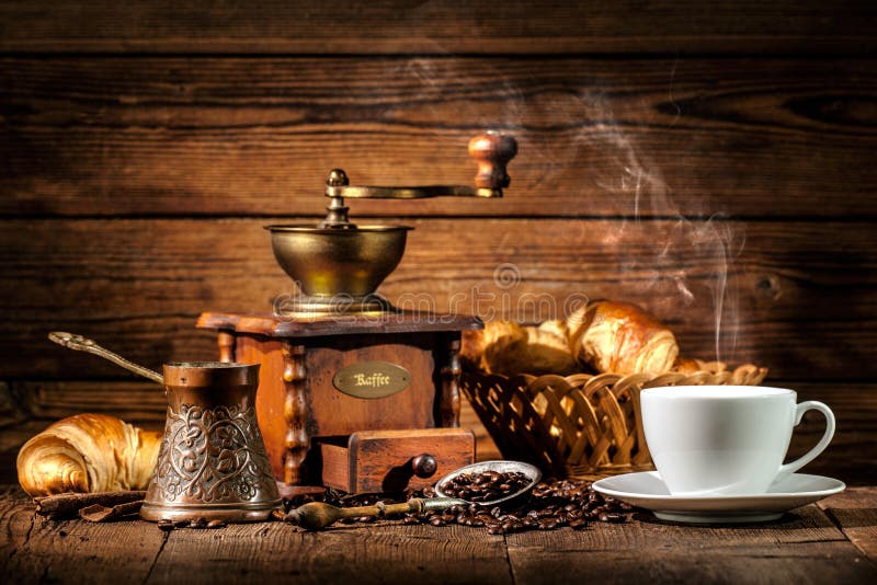 Café et croissants sur le fond en bois photo stock Café et croissants sur le fond en bois photo stock