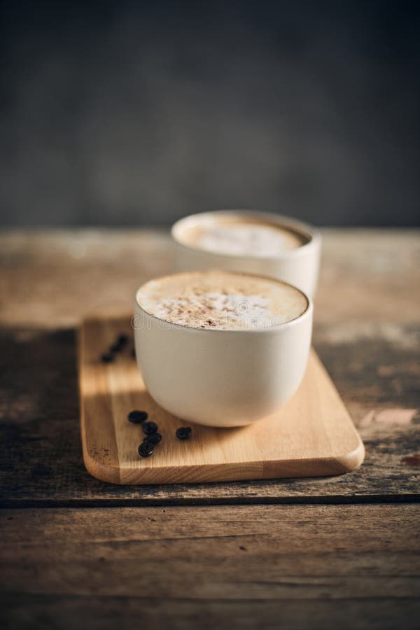Café et grains de café chauds sur la table en bois