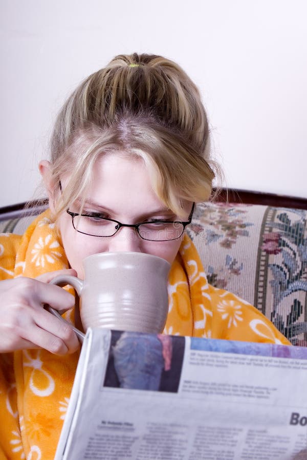 Café et nouvelles de matin image libre de droits Café et nouvelles de matin image libre de droits