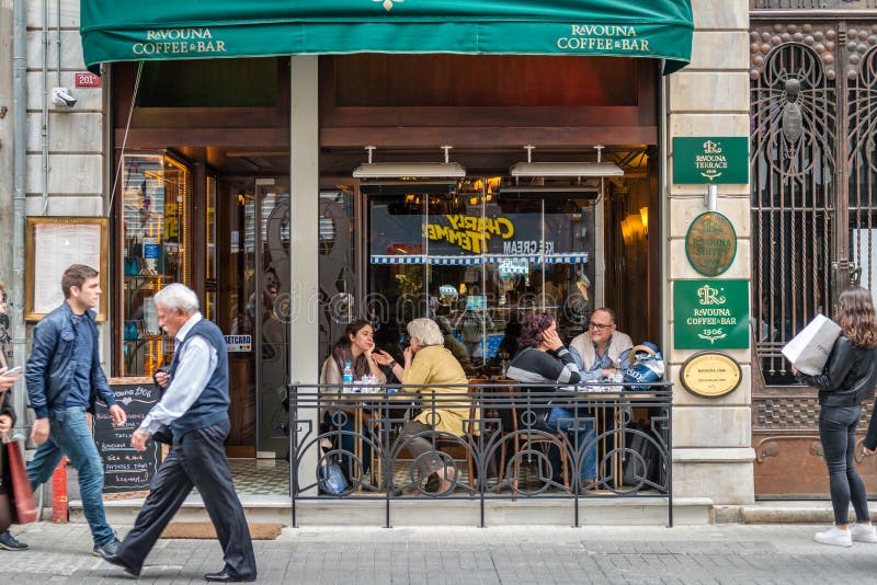 Café et restaurants sur la rue d'Istiklal à Istanbul, Turquie photos stock Café et restaurants sur la rue d'Istiklal à Istanbul, Turquie photos stock