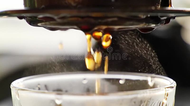 Café fraîchement moulu qui s'enfonce dans une coupe de verre illustration libre de droits